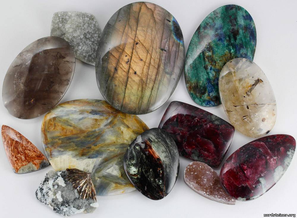 Камни природной формы. Самоцветы минералы натуральные камни. Поделочные камни Хибин. Самоцветы Коктебель камни. Кабошон поделочные камни лазурит.
